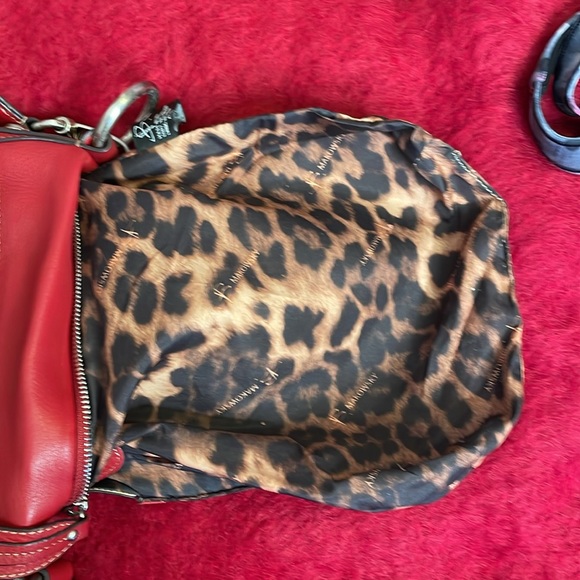 B MAKOWSKY GENUINE RED PEBBLED LEATHER CROSSBODY HANDBAG WITH LEOPARD LINING - Picture 8 of 13